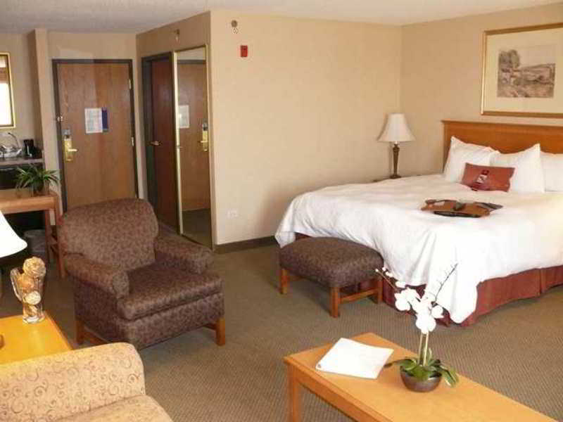 Hampton Inn & Suites Addison Room photo
